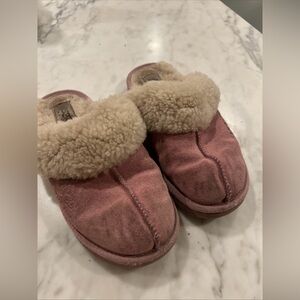 Girls size 4 UGG slippers  pink Girls 4 Women 6